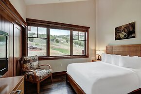 Penthouse 4 Bedroom  At Base Of Peak 8 Condo by RedAwning