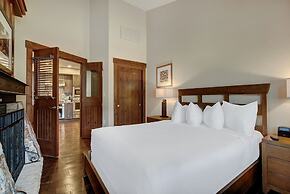 Penthouse 4 Bedroom  At Base Of Peak 8 Condo by RedAwning