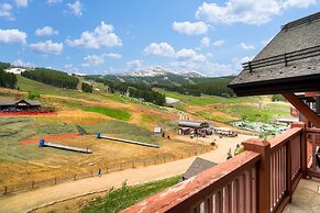 Penthouse 4 Bedroom  At Base Of Peak 8 Condo by RedAwning