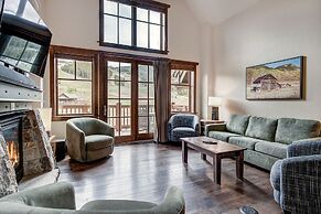 Penthouse 4 Bedroom  At Base Of Peak 8 Condo by RedAwning