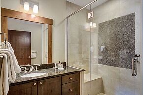 Penthouse 4 Bedroom  At Base Of Peak 8 Condo by RedAwning