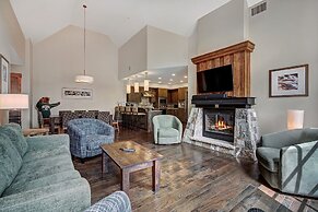 Penthouse 4 Bedroom  At Base Of Peak 8 Condo by RedAwning