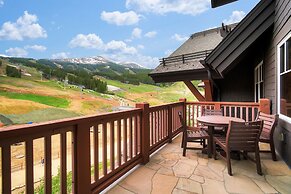 Penthouse 4 Bedroom  At Base Of Peak 8 Condo by RedAwning