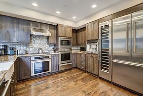 Penthouse 4 Bedroom  At Base Of Peak 8 Condo by RedAwning