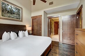 Penthouse 4 Bedroom  At Base Of Peak 8 Condo by RedAwning