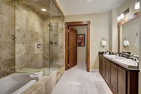 Penthouse 4 Bedroom  At Base Of Peak 8 Condo by RedAwning