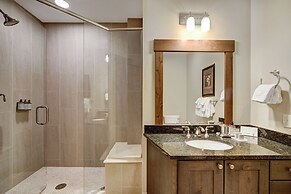 Penthouse 4 Bedroom  At Base Of Peak 8 Condo by RedAwning