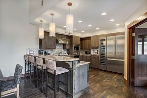 Penthouse 4 Bedroom  At Base Of Peak 8 Condo by RedAwning