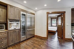 Penthouse 4 Bedroom  At Base Of Peak 8 Condo by RedAwning