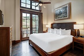 Penthouse 4 Bedroom  At Base Of Peak 8 Condo by RedAwning