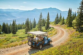 Penthouse 4 Bedroom  At Base Of Peak 8 Condo by RedAwning