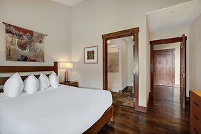 Penthouse 4 Bedroom  At Base Of Peak 8 Condo by RedAwning