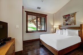 Penthouse 4 Bedroom  At Base Of Peak 8 Condo by RedAwning