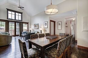 Penthouse 4 Bedroom  At Base Of Peak 8 Condo by RedAwning