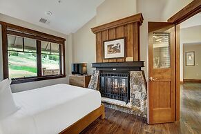 Penthouse 4 Bedroom  At Base Of Peak 8 Condo by RedAwning