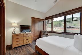 Penthouse 4 Bedroom  At Base Of Peak 8 Condo by RedAwning