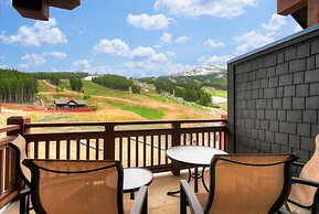 Penthouse 4 Bedroom  At Base Of Peak 8 Condo by RedAwning