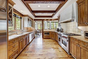 Refined 5 BR Private Home with Private Hot Tub by RedAwning - Save 20%