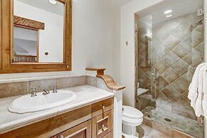 Refined 5 BR Private Home with Private Hot Tub by RedAwning - Save 20%