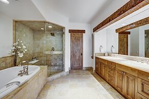 Refined 5 BR Private Home with Private Hot Tub by RedAwning - Save 20%