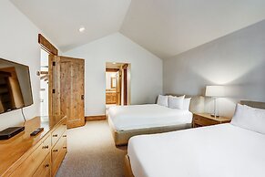 Refined 5 BR Private Home with Private Hot Tub by RedAwning - Save 20%