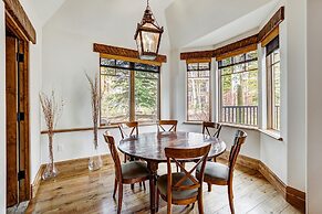 Refined 5 BR Private Home with Private Hot Tub by RedAwning - Save 20%