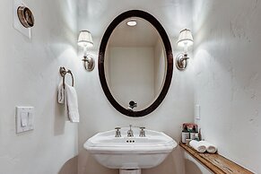 Refined 5 BR Private Home with Private Hot Tub by RedAwning - Save 20%