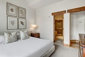 Refined 5 BR Private Home with Private Hot Tub by RedAwning - Save 20%