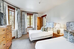 Refined 5 BR Private Home with Private Hot Tub by RedAwning - Save 20%