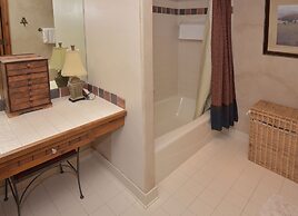 Spacious 4br 4.5ba  Ski In/out-stay +7 Nights 4 Bedroom Condo by RedAw