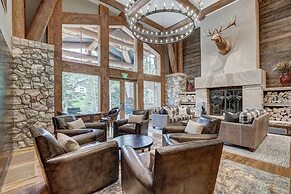 Bright Ski In/out  3br 3.5ba 3 Bedroom Condo by RedAwning