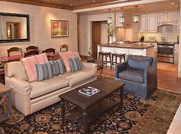 Bright Ski In/out  3br 3.5ba 3 Bedroom Condo by RedAwning