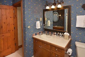 Bright Ski In/out  3br 3.5ba 3 Bedroom Condo by RedAwning