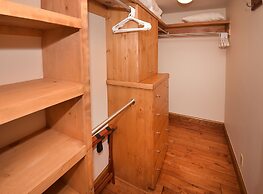 Bright Ski In/out  3br 3.5ba 3 Bedroom Condo by RedAwning