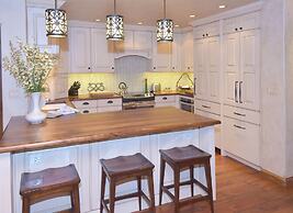 Bright Ski In/out  3br 3.5ba 3 Bedroom Condo by RedAwning