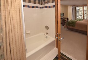 Bright Ski In/out  3br 3.5ba 3 Bedroom Condo by RedAwning