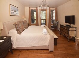 Bright Ski In/out  3br 3.5ba 3 Bedroom Condo by RedAwning