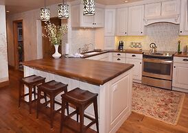 Bright Ski In/out  3br 3.5ba 3 Bedroom Condo by RedAwning