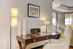 Luxury 2BR+Den Ritz-Carlton Residence by RedAwning - Save 20% on 7+ Ni