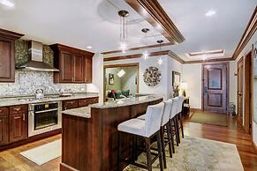 Luxury 2BR+Den Ritz-Carlton Residence by RedAwning - Save 20% on 7+ Ni