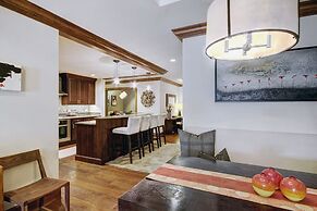 Luxury 2BR+Den Ritz-Carlton Residence by RedAwning - Save 20% on 7+ Ni