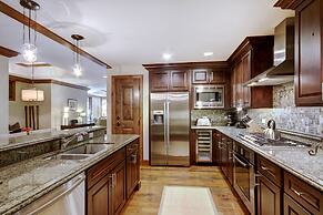 Luxury 2BR+Den Ritz-Carlton Residence by RedAwning - Save 20% on 7+ Ni