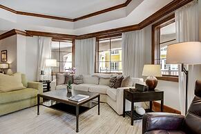 Luxury 2BR+Den Ritz-Carlton Residence by RedAwning - Save 20% on 7+ Ni