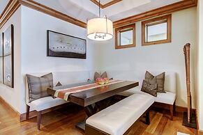 Luxury 2BR+Den Ritz-Carlton Residence by RedAwning - Save 20% on 7+ Ni