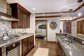 Luxury 2BR+Den Ritz-Carlton Residence by RedAwning - Save 20% on 7+ Ni