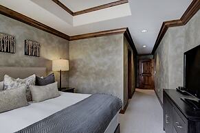 Luxury 2BR+Den Ritz-Carlton Residence by RedAwning - Save 20% on 7+ Ni