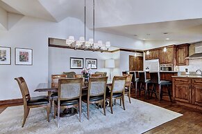 Vail Village Private 4 BR Residence w Full Kitchen by RedAwning - Save