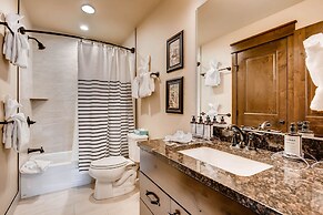 New 3bdr Luxury -fireplace,on-site Parking,kids Ski Free 3 Bedroom Tow