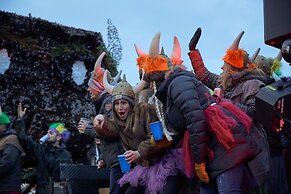 3br Sweeping Snowcapped Views + Expansive Balcony - Sleeps 9 3 Bedroom