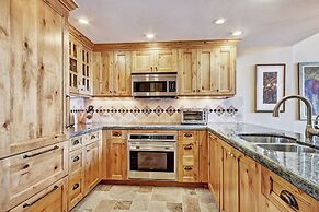 3 BR Condo at The Lodge at Vail w/ Pool, Hot Tub by RedAwning - Save 2